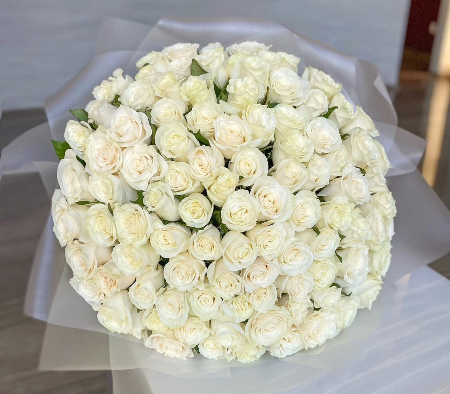 100 White Mondial Roses image 1