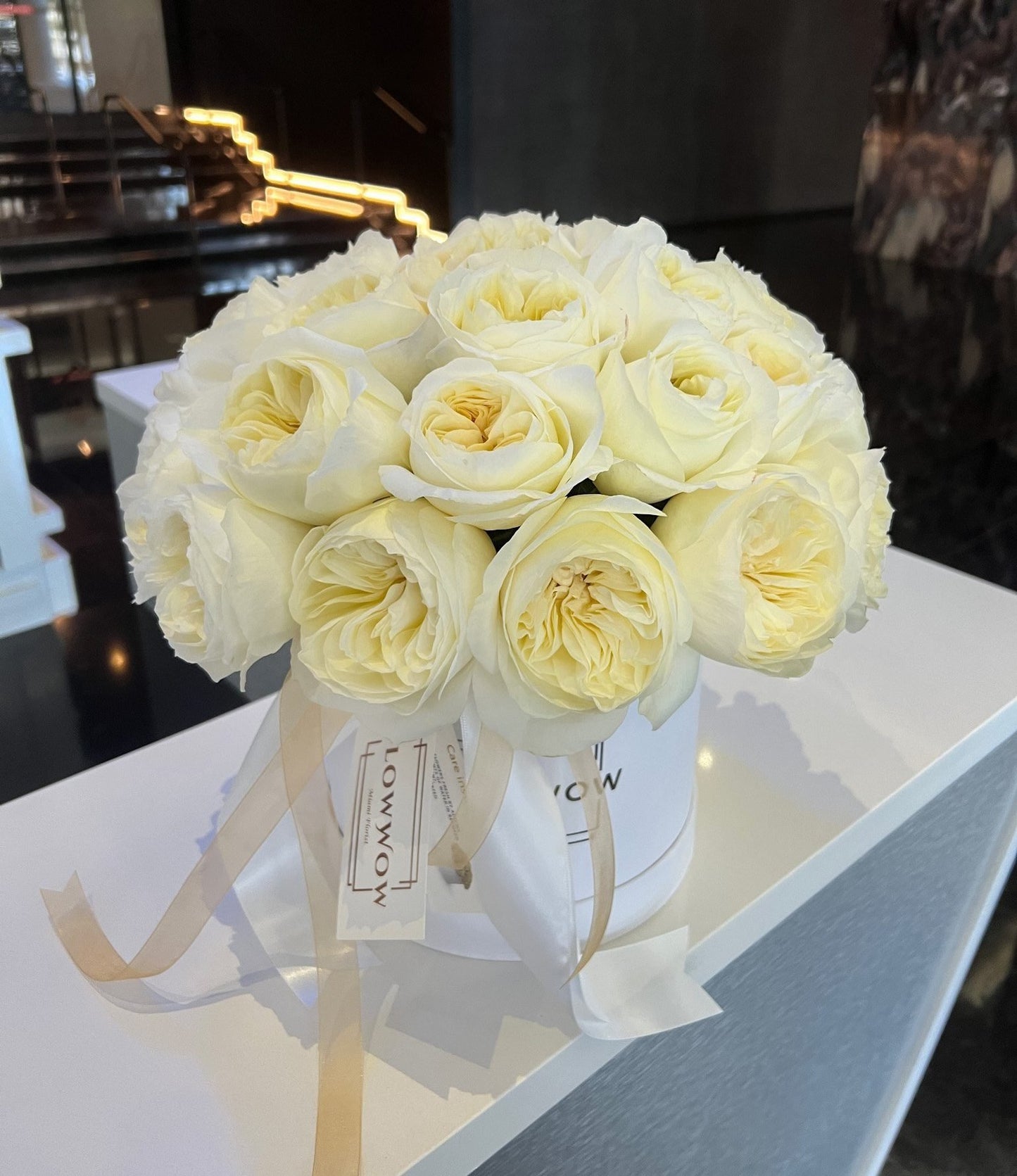 Box of Garden Roses "Leonora" image 0