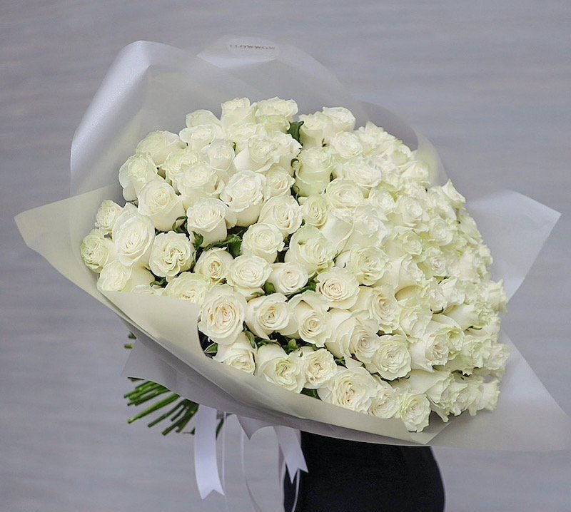 100 White Mondial Roses image 0